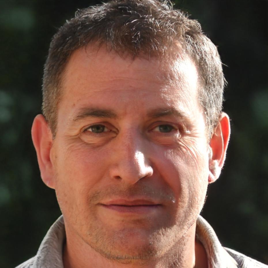 Portrait de Timothée Dubois, Expert en Optimisation Financière