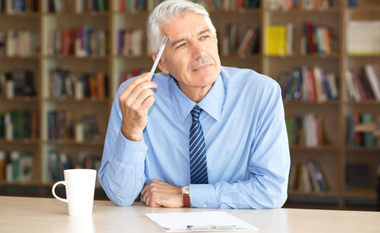 Espace de travail avec calculatrice et documents financiers